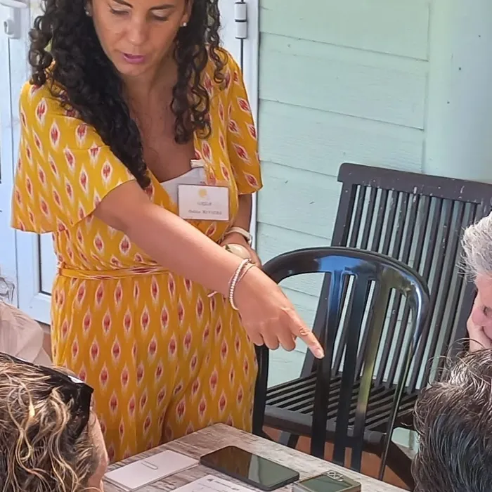 Odile Rivière en pleine animation — atelier participatif RSE à La Réunion