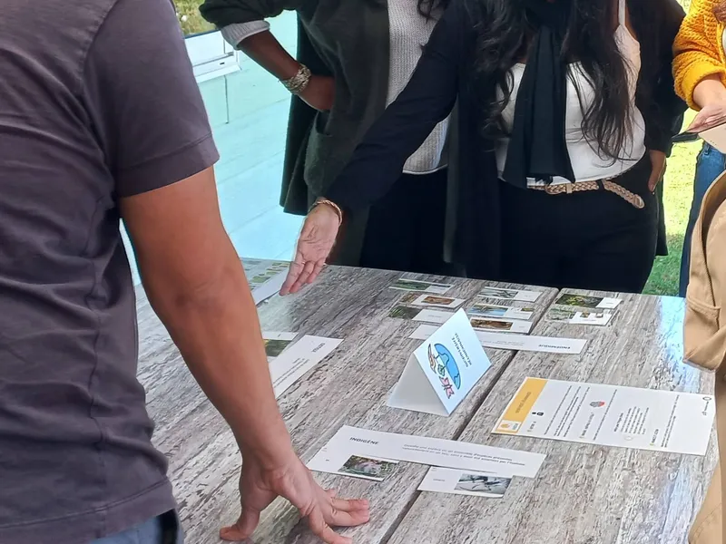Les équipes trient et relient des cartes thématiques en extérieur